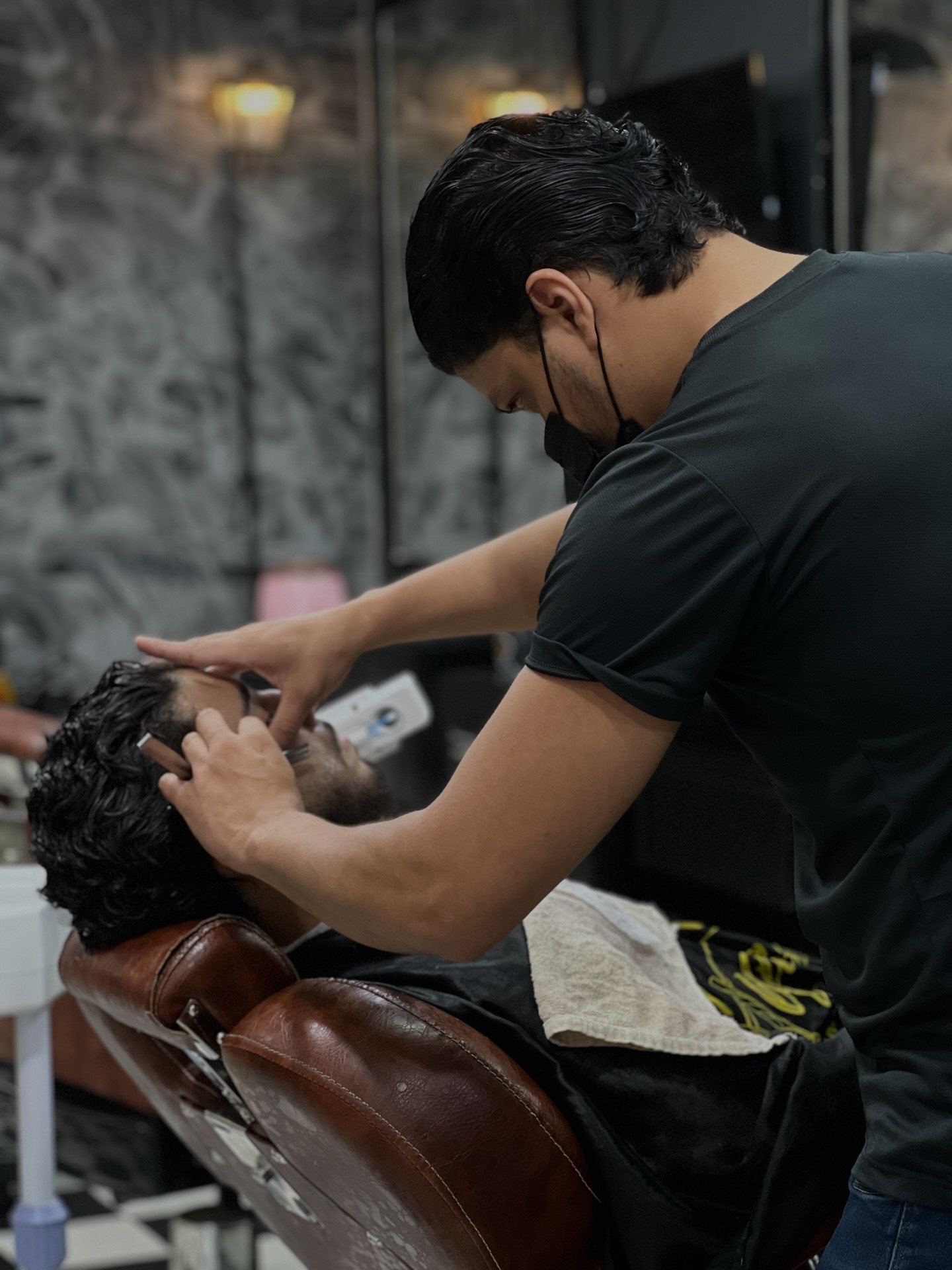 Barbeiro da Vegas fazendo a barba de um cliente