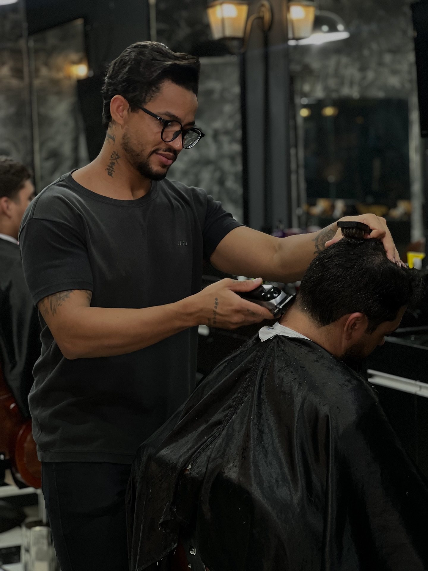 Barbeiro da Vegas Barbearia finalizando um corte