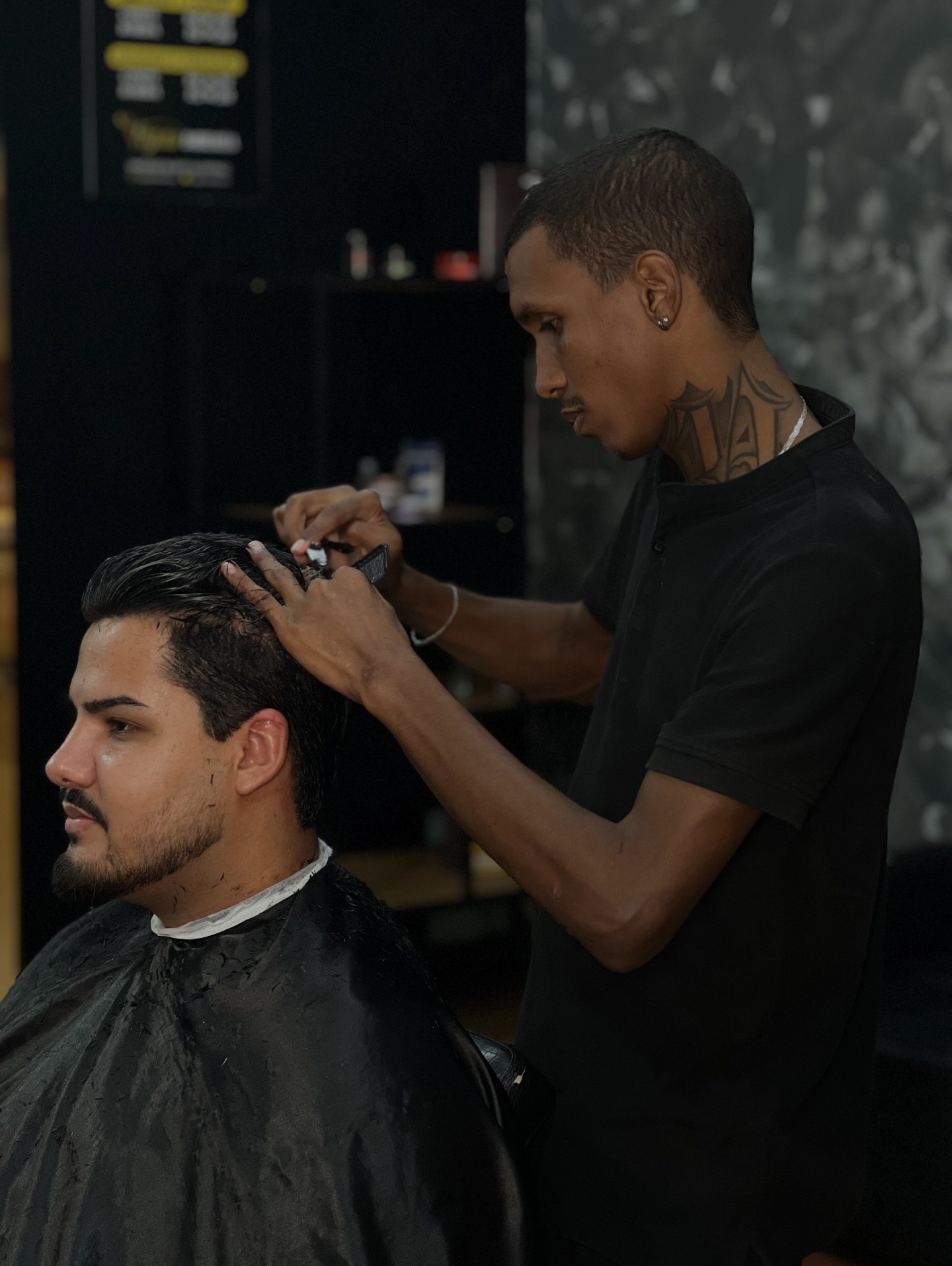 Barbeiro da Vegas Barbearia trabalhando com máquina