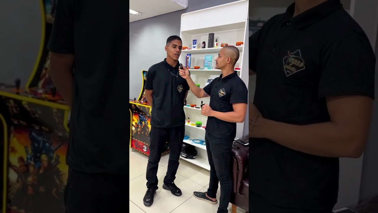 Equipe da Vegas Barbearia no salão, com fliperama ao fundo