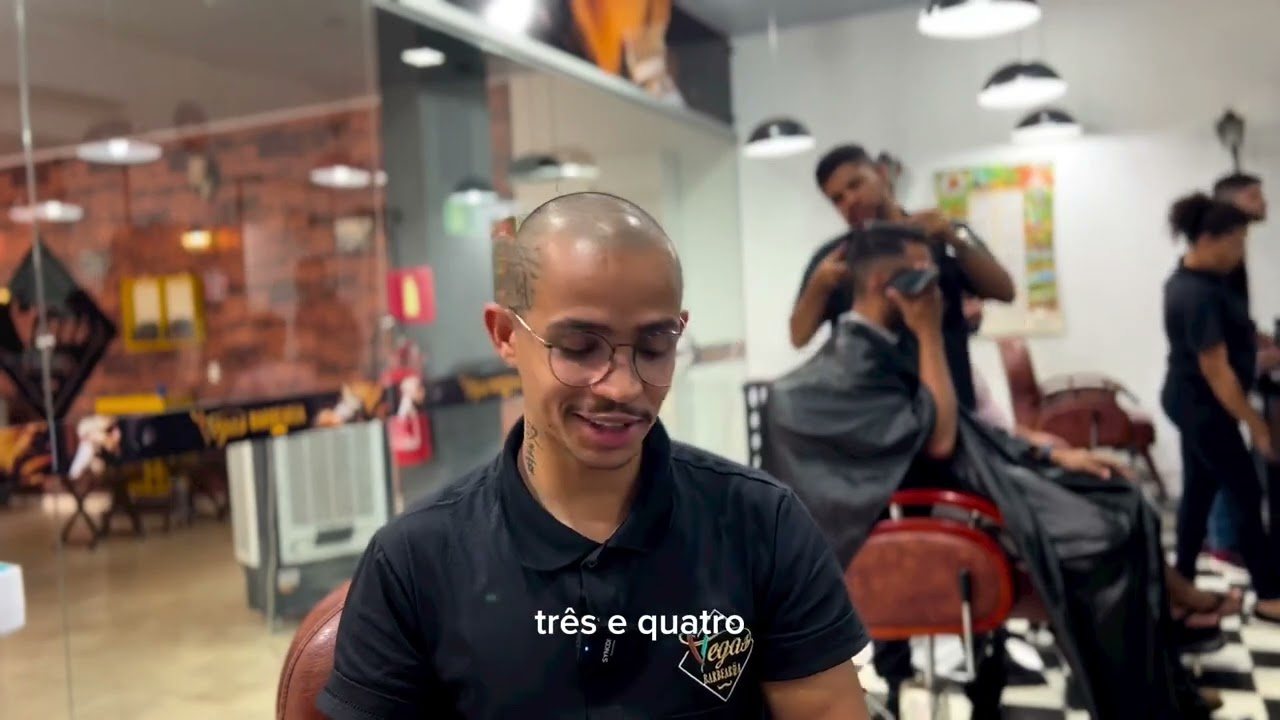 Salão amplo da Vegas Barbearia com cadeiras, bancada e equipe atendendo