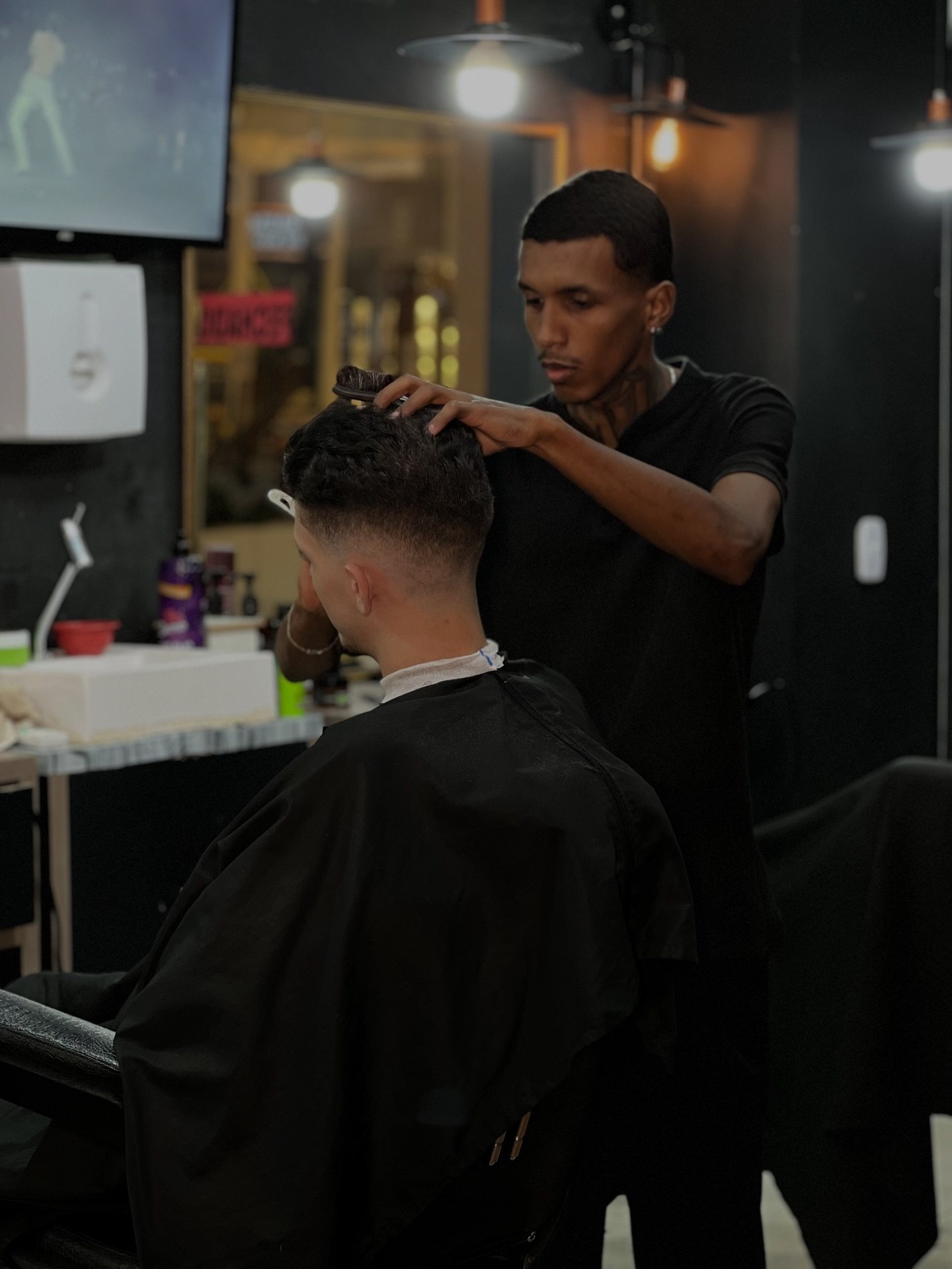Bancada de atendimento da Vegas Barbearia