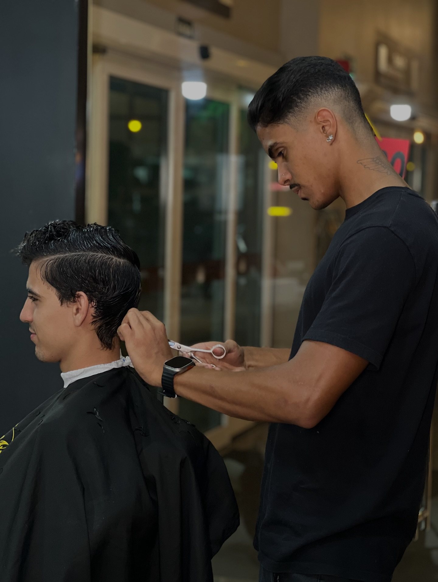 Corte sendo finalizado na unidade Buriti Shopping da Vegas Barbearia